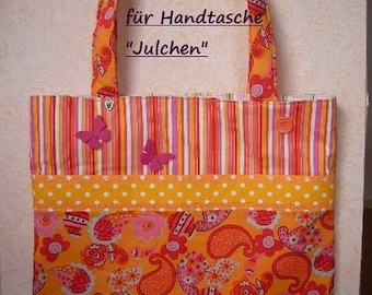 Op de afbeelding: Handgemaakte draagtas met een levendig oranje paisley- en streepmotief. De tas heeft een bloemenontwerp, roze vlinders en de tekst "Ebook/Nahanleitung fur Handtasche Julchen". De handvatten en de afwerking zijn oranje.