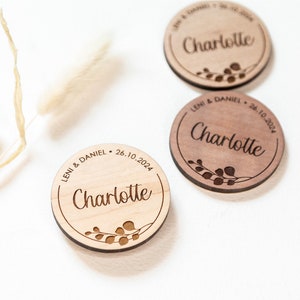 Wooden magnet with guest names, personalized place card, wedding favors