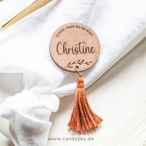 Cadeau d'invité de mariage, plaque nominative avec aimant à épingler, marque-place décoration de table en bois foncé