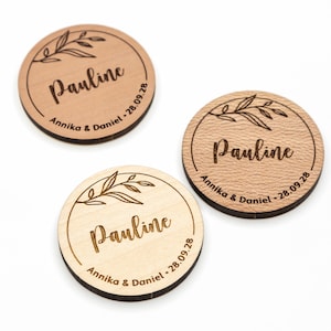 Houten naambordje als naamkaartje en huwelijksgastencadeau