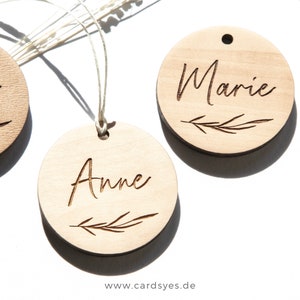 Geschenkanhänger aus Holz, personalisiert mit Namen