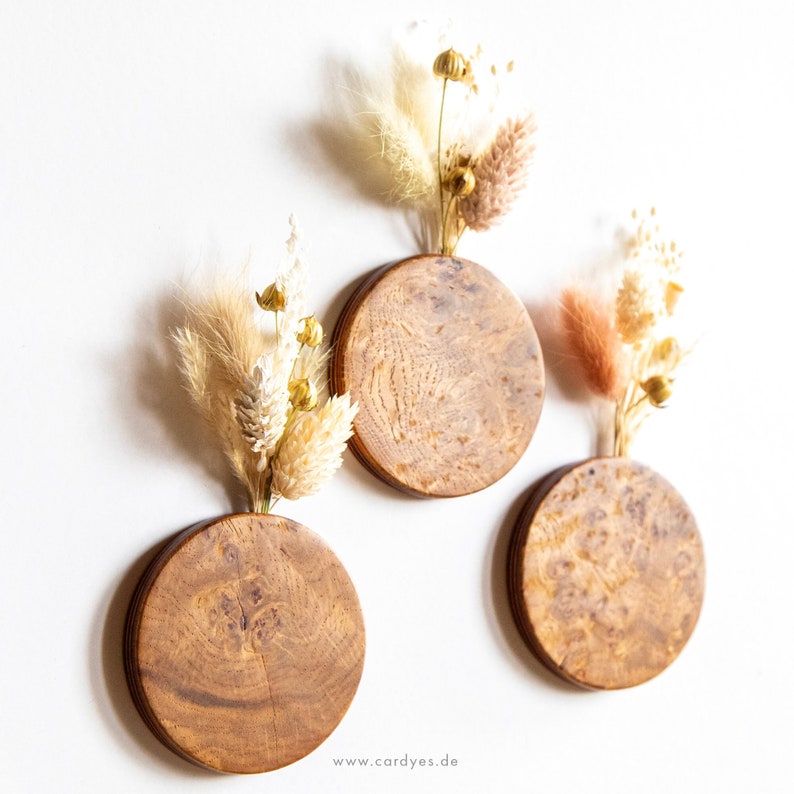 Holzvase mit Trockenblumen