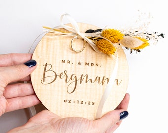 Ringkissen aus Holz mit Trockenblumen personalisierte Holzscheibe Geschenk zur Hochzeit