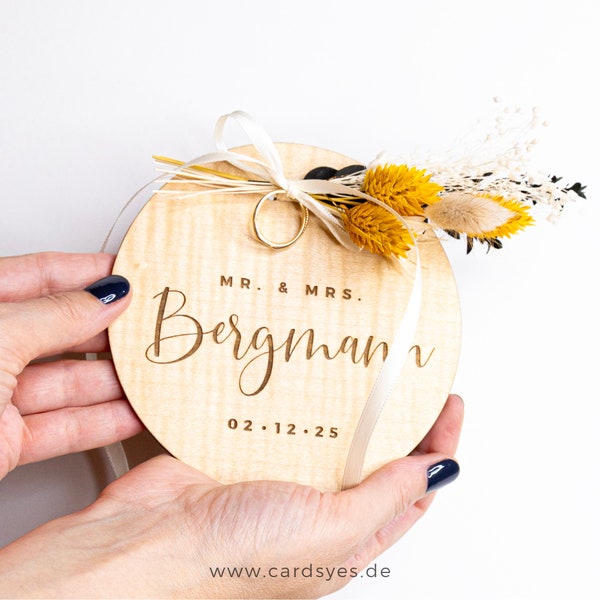 Ringkissen aus Holz mit Trockenblumen personalisierte Holzscheibe Geschenk zur Hochzeit