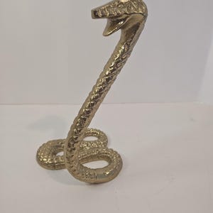 Gegoten aluminium cobra-slangbeeldje. Goud/messing afwerking. Groot: 12&quot; hoog