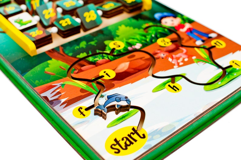Pode incluir: Um jogo de labirinto de madeira com um tema de selva colorido. O labirinto apresenta um caminho com letras e n&uacute;meros, um peixe azul, uma raposa vermelha e um sapo verde. O jogo inclui um marcador de in&iacute;cio amarelo e um cord&atilde;o preto para guiar o caminho.