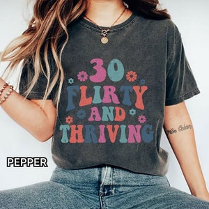 30歳の誕生日の華やかなシャツ 30歳の誕生日のシャツ | 彼女への30歳の誕生日プレゼント | 彼女への30歳の誕生日のTシャツのプレゼント 彼女へのプレゼント