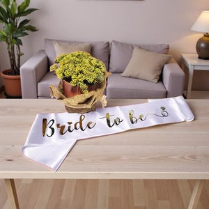 Banda para la futura novia: accesorio elegante para despedida de soltera. Exhibición elegante para despedida de soltera.