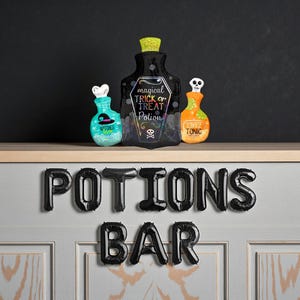 Puede incluir: Botellas de pociones de Halloween negras, naranjas y turquesas, con los textos "magical TRICK or TREAT POTION" y "ZOMBIE TONIC". Letras de globo negras deletrean "POTIONS BAR" debajo. Decoración festiva de Halloween.