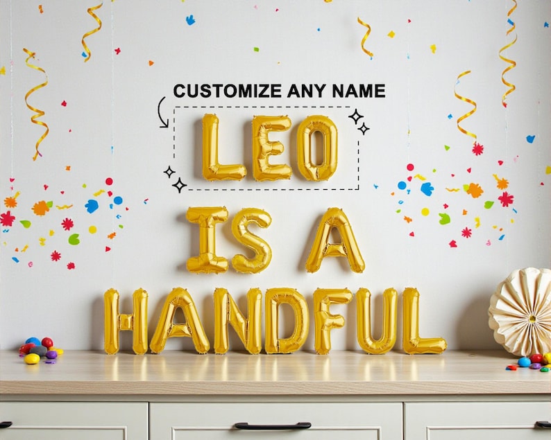 Op de afbeelding: Gouden folieballonletters met de tekst "LEO IS A HANDFUL" met daarboven de tekst "CUSTOMIZE ANY NAME". De achtergrond is wit met kleurrijke confetti en gouden slingers. Rechts staat een decoratieve papieren waaier.