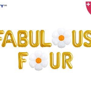 Op de afbeelding: Gouden folieballonnen met de tekst "FABULOUS FOUR" met twee witte madeliefvormige ballonnen met oranje centra. Inclusief een ballonzuigrietje en touw. Feestdecoratie voor een vierde verjaardag.