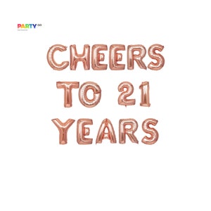 Peut inclure: Ballons en feuille d'or rose &eacute;pelant "CHEERS TO 21 YEARS" sur fond blanc. Les ballons sont dispos&eacute;s sur trois lignes, les mots &eacute;tant centr&eacute;s. Le logo du fournisseur de f&ecirc;te est en haut &agrave; gauche.