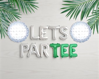 Può includere: Un set di decorazioni per feste a tema golf. L'allestimento comprende due palloncini a forma di pallina da golf, palloncini argentati a forma di lettere che compongono "LET'S PARTEE" e palloncini verdi a forma di lettere che compongono "TEE". Foglie di palma verdi incorniciano la parte superiore.