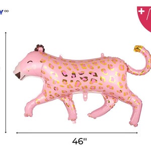 K&ouml;nnte beinhalten: Ein rosa Folienballon in Form eines Leoparden mit goldenen Flecken. Der Ballon ist 117 cm lang und 76 cm hoch. Inklusive Ballonstrohhalm und Schnur. Das Party&infin;-Logo befindet sich oben links.