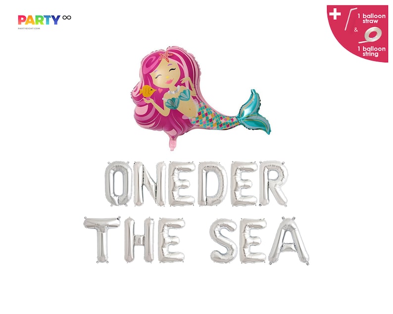 Op de afbeelding: Een ballon in de vorm van een zeemeermin met roze haar en een turquoise staart, die een gele vis vasthoudt. Zilverkleurige folieballonnen met de tekst "ONEDER THE SEA". Inclusief een rietje en een touwtje voor de ballon. Feestdecoratie voor een eerste verjaardag.