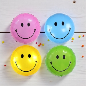 Smiley Face Mylar Balloon: Groovy Retro Party Decor (18 inch)
