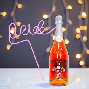 Decoración para despedida de soltera con pajitas rosas para la novia.