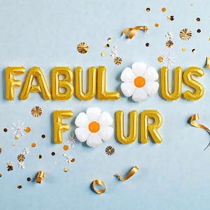 Op de afbeelding: Gouden folieballonnen met de tekst "FABULOUS FOUR" op een lichtblauwe achtergrond, met witte madeliefvormige ballonnen en gouden confetti. Lintjes en confetti voor een feestelijke gelegenheid, ideaal voor een vierde verjaardag.