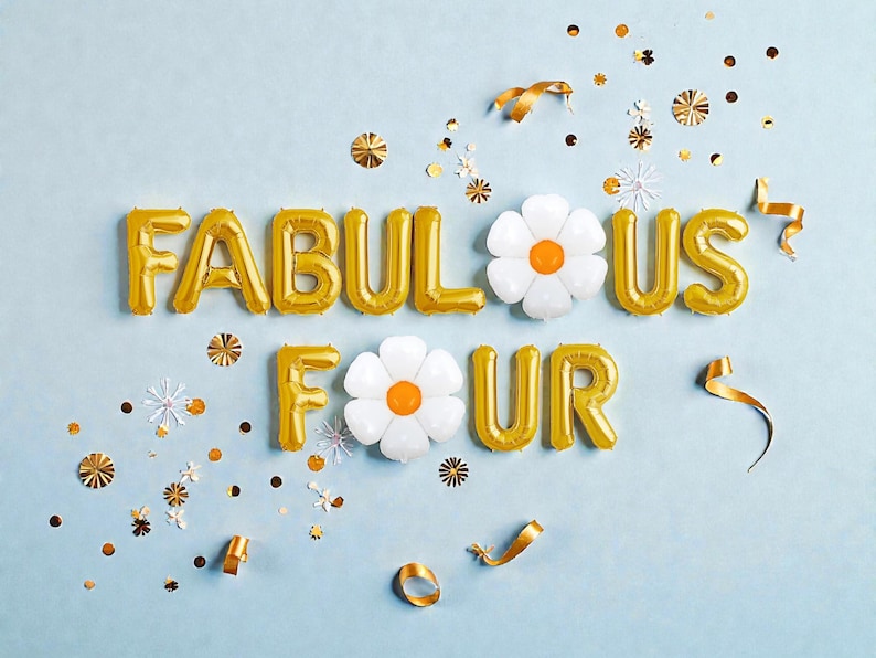 Op de afbeelding: Gouden folieballonnen met de tekst "FABULOUS FOUR" op een lichtblauwe achtergrond, met witte madeliefvormige ballonnen en gouden confetti. Lintjes en confetti voor een feestelijke gelegenheid, ideaal voor een vierde verjaardag.
