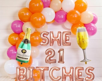 Decoración con globos para el 21.º cumpleaños: pancarta "She's 21 Bitches"