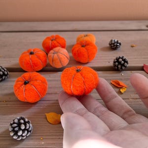 Calabazas de fieltro para decorar el Día de Acción de Gracias en otoño: guirnalda de pompones de fieltro de 1,3 pulgadas