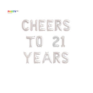 Peut inclure: Ballons argent&eacute;s formant l'expression &laquo;&nbsp;CHEERS TO 21 YEARS&nbsp;&raquo; sur fond blanc. Les ballons sont dispos&eacute;s en deux rang&eacute;es, avec les mots &laquo;&nbsp;CHEERS&nbsp;&raquo; et &laquo;&nbsp;TO&nbsp;&raquo; en haut et &laquo;&nbsp;21 YEARS&nbsp;&raquo; en bas. Le logo Party est en haut &agrave; gauche.