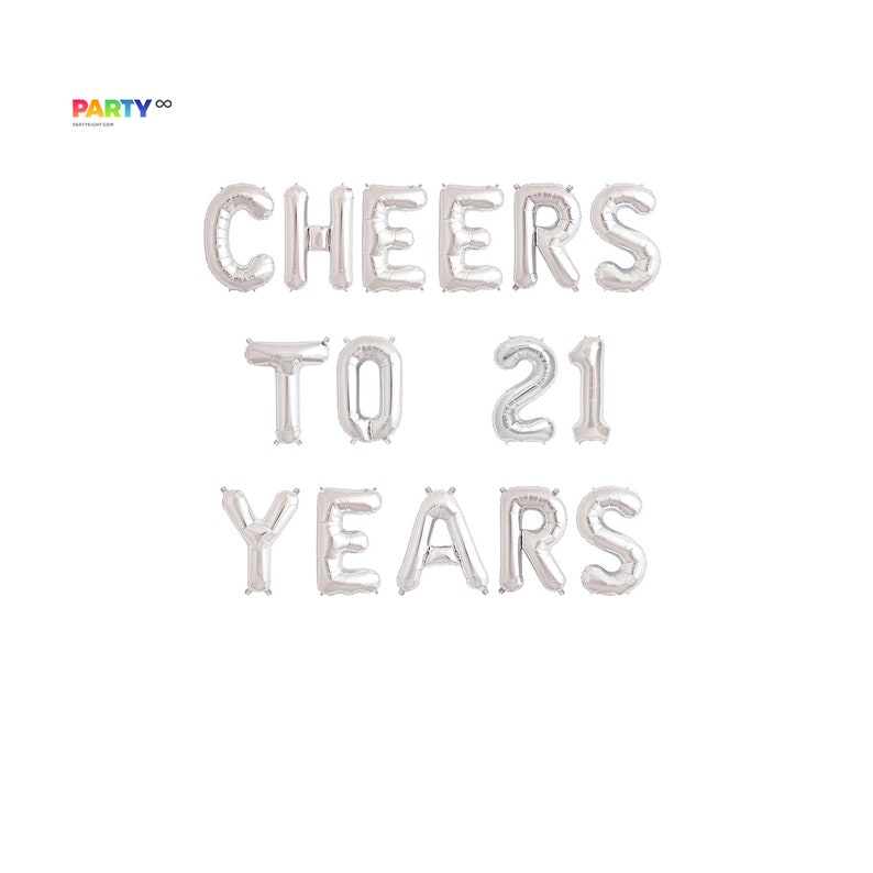 Peut inclure: Ballons argent&eacute;s formant l'expression &laquo;&nbsp;CHEERS TO 21 YEARS&nbsp;&raquo; sur fond blanc. Les ballons sont dispos&eacute;s en deux rang&eacute;es, avec les mots &laquo;&nbsp;CHEERS&nbsp;&raquo; et &laquo;&nbsp;TO&nbsp;&raquo; en haut et &laquo;&nbsp;21 YEARS&nbsp;&raquo; en bas. Le logo Party est en haut &agrave; gauche.
