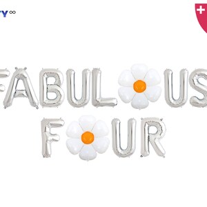 Op de afbeelding: Zilverkleurige folieballonnen met de tekst "FABULOUS FOUR" met twee witte madeliefvormige ballonnen met oranje centra. Inclusief een ballonzakje en touw. Feestdecoratie voor een vierde verjaardag.