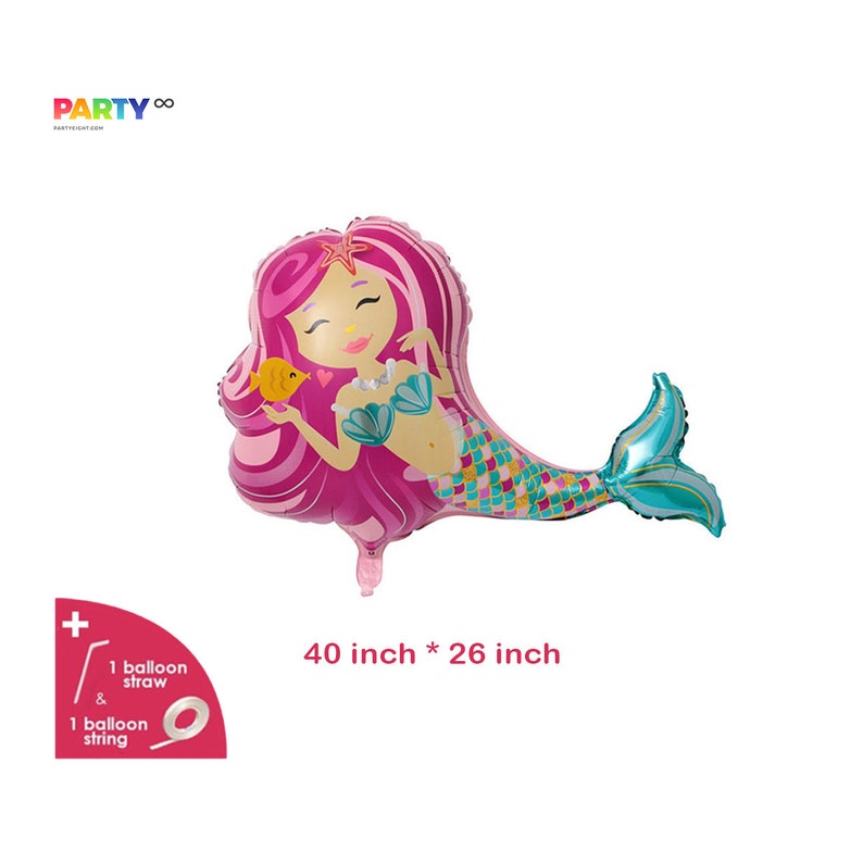 Op de afbeelding: Een roze zeemeermin-vormige ballon met lang roze haar, een turquoise schelpen top en een kleurrijke staart. De ballon is 101.6 cm bij 66 cm en bevat een ballonrietje en touw. De ballon heeft een lachend gezicht en houdt een gele vis vast.