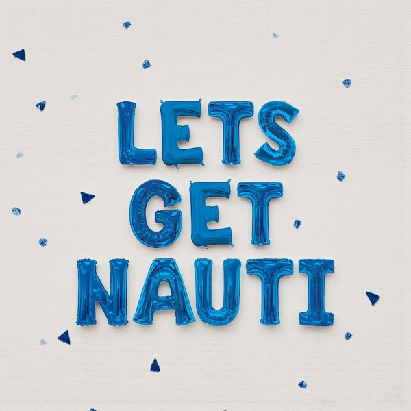 Op de afbeelding: Op een witte achtergrond staat de tekst "LETS GET NAUTI" in blauwe folieballonletters. Verspreide blauwe confetti draagt bij aan de feestelijke sfeer. De letters zijn opgeblazen en gerangschikt om de boodschap te vormen.