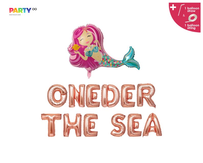 Op de afbeelding: Een set ros&eacute;gouden folieballonnen met de tekst "ONEDER THE SEA" en een roze en turquoise zeemeerminballon. De zeemeermin houdt een gele vis vast. Inclusief ballonzakje en touw.