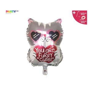 Puede incluir: Un globo de aluminio con forma de gato en tonos grises, blancos y rosas, con gafas de sol en forma de coraz&oacute;n. El globo tiene el texto "You are Furry Cute!" en un coraz&oacute;n rojo. Incluye pajita y cuerda.