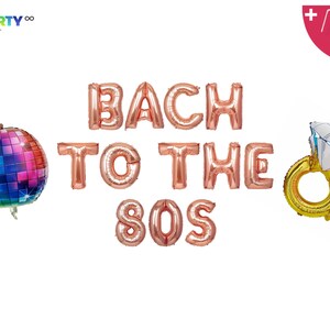 Op de afbeelding: Een verzameling feestballonnen voor een vrijgezellenfeest. De ballonnen spellen "BACH TO THE 80S" in ros&eacute;goud. Inclusief een discobal, een diamanten ring en een ballonzakje en touw.