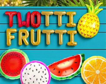 Könnte beinhalten: Ein farbenfrohes Bild mit den Worten "TWOTTI FRUTTI" in roten und goldenen Folienballonbuchstaben. Das Bild enthält auch ballonförmige Früchte: Ananas, Wassermelone, Drachenfrucht und Orange, vor blauem Hintergrund.