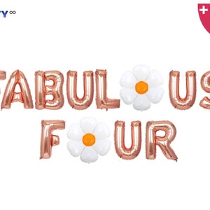 Op de afbeelding: Ros&eacute;gouden folieballonnen met de tekst "FABULOUS FOUR" met twee witte madeliefvormige ballonnen met oranje centra. Inclusief ballonzakje en touw. Feestdecoratie.