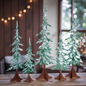 Décoration de table de Noël au pays des merveilles hivernales : manteau d'hiver autoportant en bois de pin enneigé peint à la main (3 pièces)