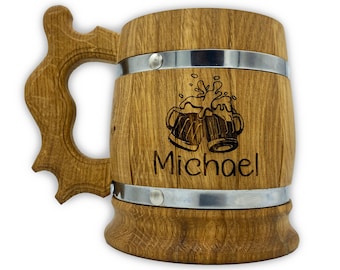 Op de afbeelding: Een houten bierpul met een metalen band en een handvat. De pul is gegraveerd met twee bierglazen die klinken en de naam "Michael".
