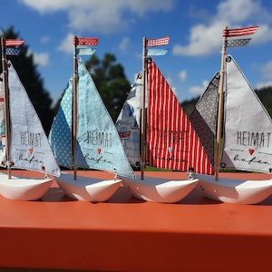 Maritime Sommerdeko - Segelboot "Heimathafen" aus Raysin mit bestickten Stoffsegeln