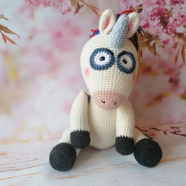 Einhorn mit bunter Mähne Gehäkeltes Kuscheltier Handmade with Love schönes Geschenk zu Geburtstag, und jedem Anlass