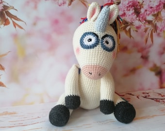 Einhorn mit bunter Mähne Gehäkeltes Kuscheltier Handmade with Love schönes Geschenk zu Geburtstag, und jedem Anlass