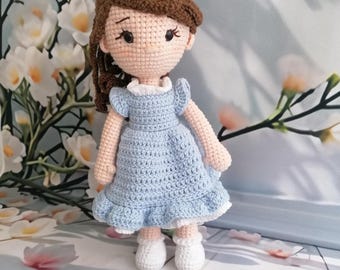Puppe Alina gehäkeltes Spielzeug im Amigurumi Stil, perfektes Geschenk zu Geburtstag, Einschulung und Weihnachten