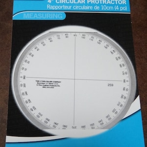 Peut inclure: Un rapporteur circulaire de 10 cm avec une échelle graduée transparente pour mesurer les angles. Le rapporteur est emballé dans une carte bleue et blanche avec le texte "MEASURING" et "4" Diameter". Le paquet comprend également le texte "Rapporteur circulaire de 10cm (4 po)".
