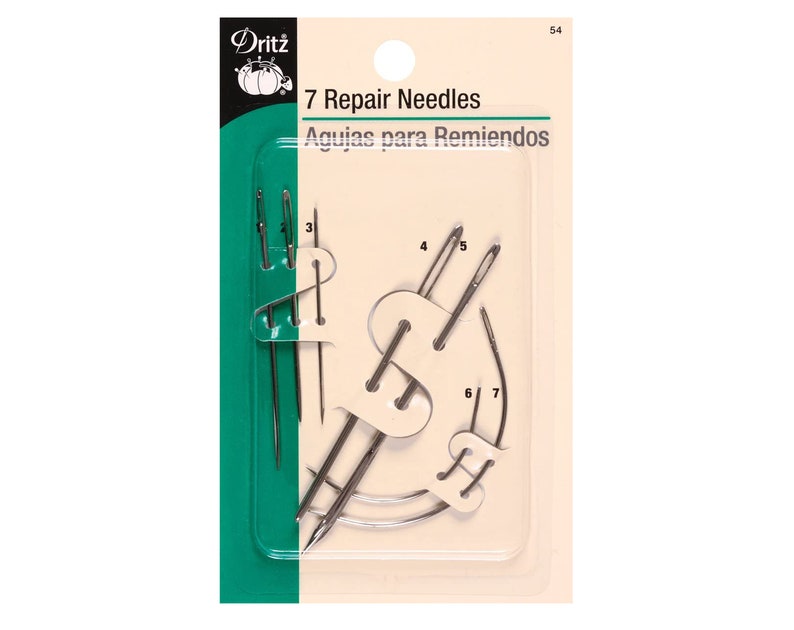 Op de afbeelding: Een verpakking met 7 Dritz reparatienaalden. De naalden zijn zilverkleurig en verkrijgbaar in verschillende maten. De verpakking is groen en wit en heeft de tekst "7 Repair Needles" en "Agujas para Remiendos" erop.