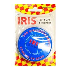 Peut inclure: Une bo&icirc;te ronde bleue et rouge de 500 &eacute;pingles en acier inoxydable super fines de 1 1/4 pouce. La bo&icirc;te porte le texte "IRIS" en lettres rouges et blanches et le texte "500 STAINLESS STEEL PINS" en lettres blanches sur fond bleu.