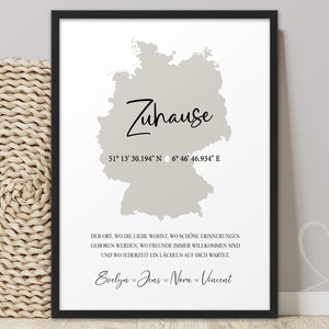 Könnte beinhalten: Ein druckbares Wandbild mit einer grauen Umrandung Deutschlands und dem Wort "Zuhause" in schwarzer Kursivschrift. Die Koordinaten 51° 13' 30.194" N 6° 46' 46.934" E sind unter der Karte gedruckt. Der Text "DER ORT, WO DIE LIEBE WOHNT, WO SCHÖNE ERINNERUNGEN GEBOREN WERDEN, WO FREUNDE IMMER WILLKOMMEN SIND UND WO JEDERZEIT EIN LÄCHELN AUF DICH WARTET." ist unter den Koordinaten gedruckt. Die Namen "Evelyn", "Jens", "Norn" und "Vincent" sind unter dem Text gedruckt.