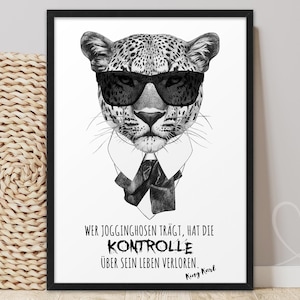 Poster Karl und die Jogginghose | Kunstdruck Bild Lagerfeld Zitat | Geschenk für Freund Freundin Kollege Kollegin Büro | Weihnachtsgeschenk