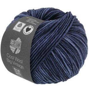 Könnte beinhalten: Eine Knäuel blauer und grauer Wolle mit der Aufschrift "Cool Wool Big Vintage" und dem Lana Grossa Logo. Die Wolle ist 100% extrafeine Merinowolle und Woolmark- und mulesingfrei zertifiziert.