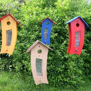 Puede incluir: Cuatro comederos para p&aacute;jaros, cada uno con un esquema de colores diferente. Los comederos tienen forma de casa con un frente curvo y una abertura de malla para que los p&aacute;jaros puedan acceder a la comida. Los colores son amarillo, azul, rojo y marr&oacute;n.