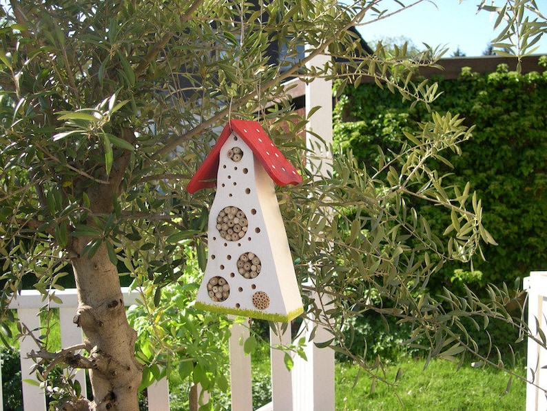 Insektenhotel farbenfroh weiß/rot/grün MaiLove Bild 1