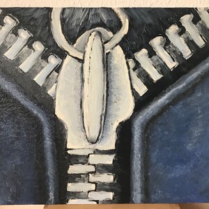 Può includere: Un primo piano di una cerniera lampo dipinta in tonalità di blu, nero e bianco. La cerniera è aperta e i denti sono visibili. Il cursore della cerniera è un anello argentato con una linguetta bianca.